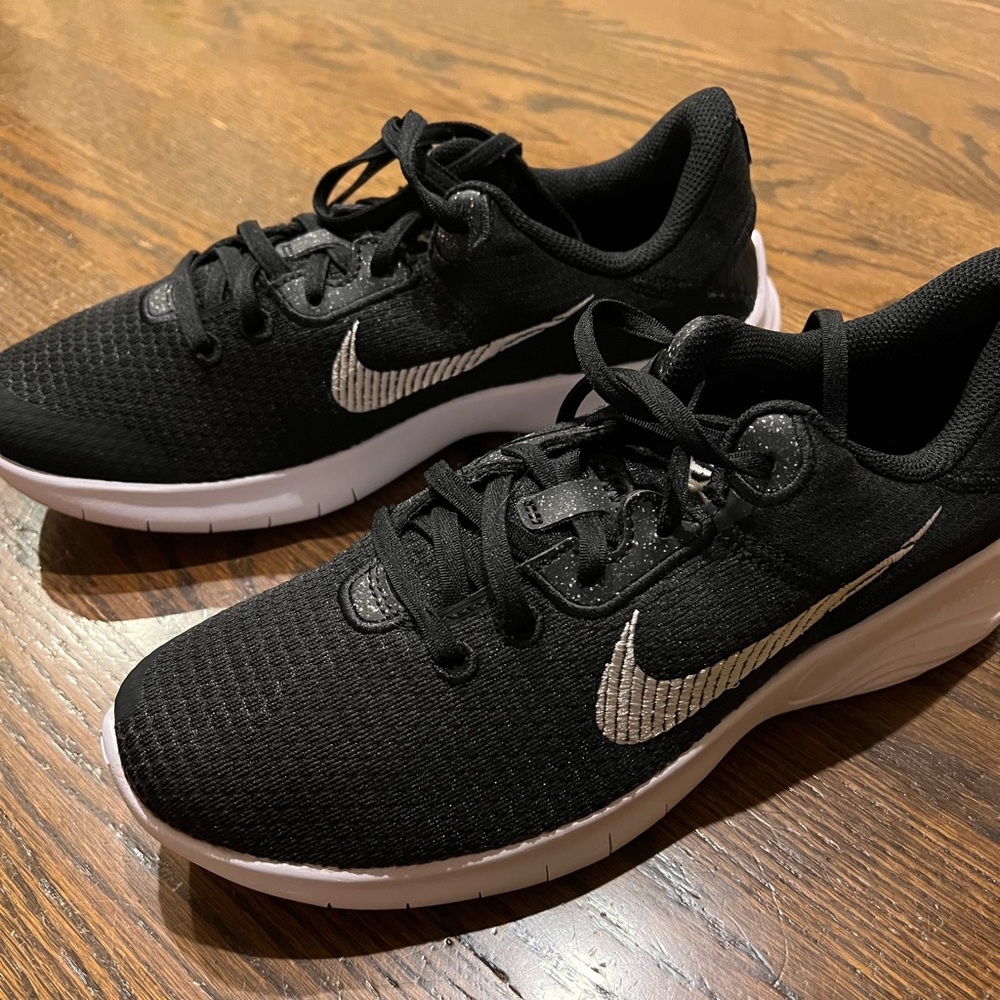 Nike women’s flex experience tennis shoes size 8.5
Black/white-dark smoke grey